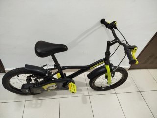 Bicicleta infantil negra y verde