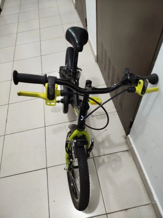 Bicicleta infantil negra y verde