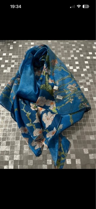 Foulard con fiori di mandorlo
