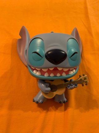 Gran Funko Pop Stitch con Ukelele