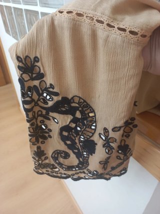 Kaftán bordado beige y negro y pantalon a juego
