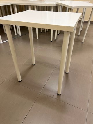 Mesa auxiliar blanca