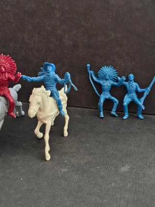 Set di 6 Figure di Cowboy e Indiani + 4 Cavalli