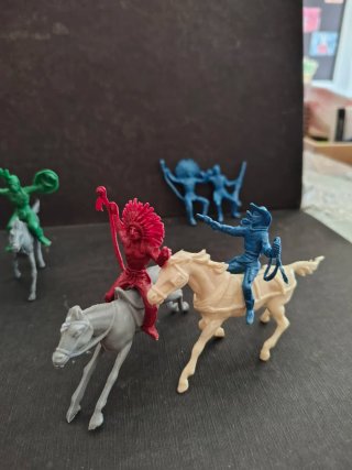Set di 6 Figure di Cowboy e Indiani + 4 Cavalli