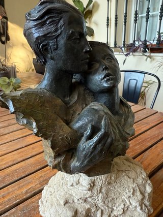 Escultura pareja enamorados bronce