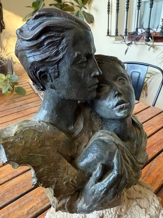 Escultura pareja enamorados bronce