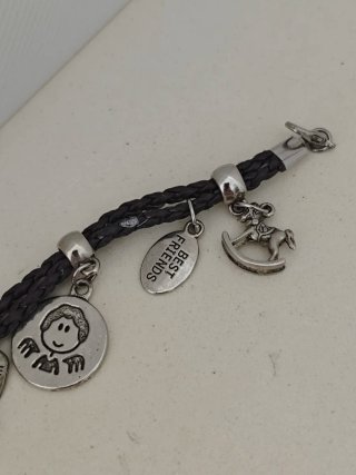 Pulsera con dijes de plata y cuero