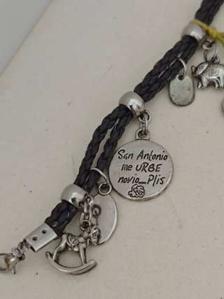 Pulsera con dijes de plata y cuero