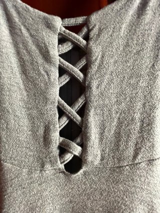 Vestido de verano gris con escote cruzado