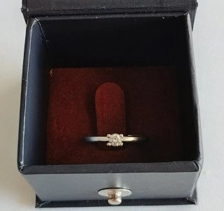 Anillo de compromiso de oro blanco con diamante