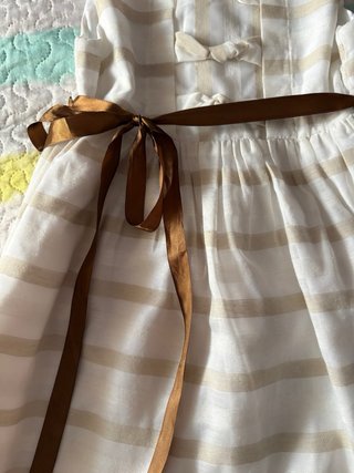 Vestido de ceremonia dorado y blanco