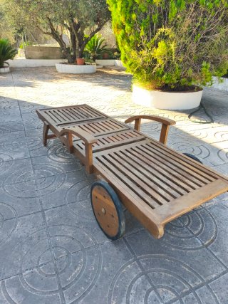 Tumbona de madera articulada
