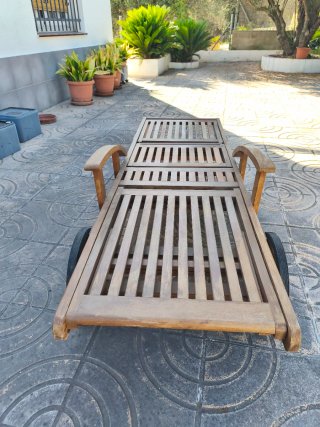 Tumbona de madera articulada