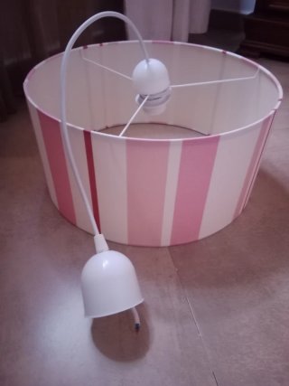 Lámpara de techo con rayas rosas y blancas