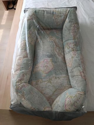 Nido reductor para bebé con mapa del mundo