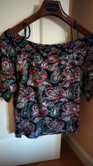 Blusa con tirantes y estampado paisley