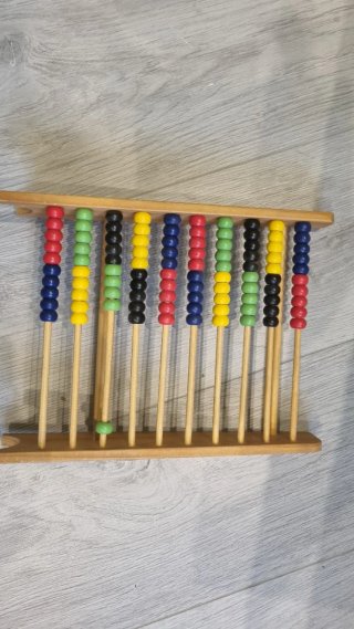 Ábaco de madera con cuentas de colores