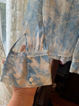 Blusa Twinset azul y blanco floral