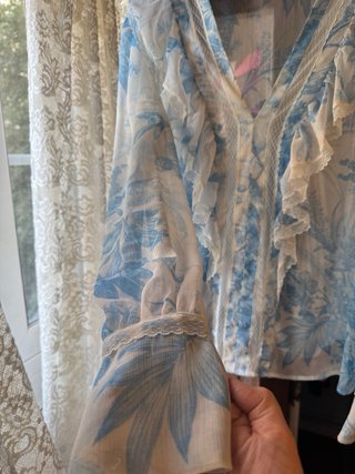 Blusa Twinset azul y blanco floral