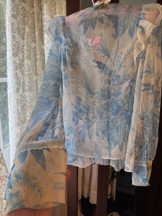 Blusa Twinset azul y blanco floral