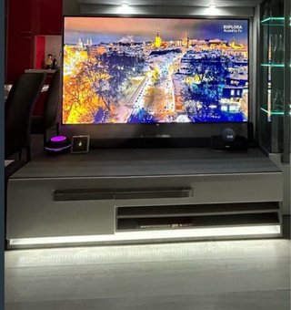 Mueble TV gris y blanco con luz LED