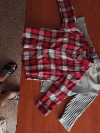 Chaqueta de punto gris y una prenda estilo leñador