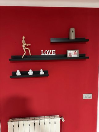 Estanterías de pared negra