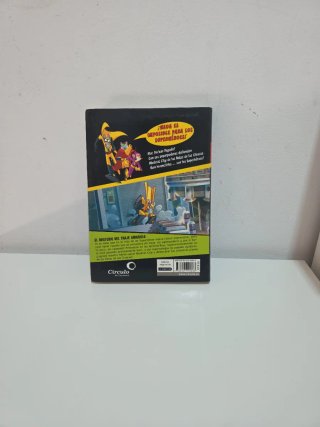 El misterio del traje amarillo