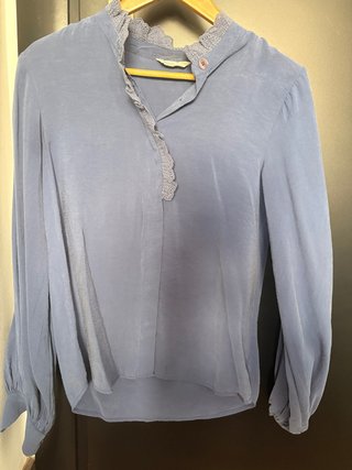 Blusa Salsa azul con cuello alto y volantes