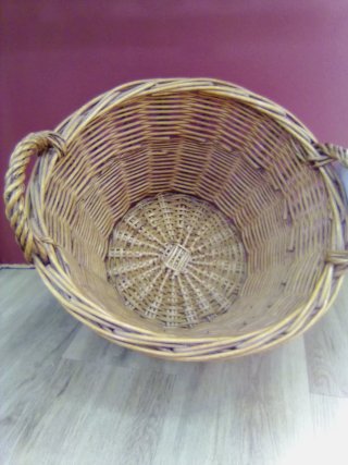Cesta de mimbre con asas