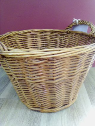 Cesta de mimbre con asas