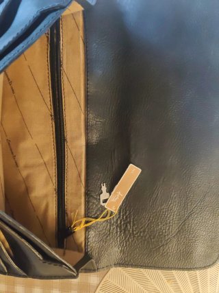 Cartera antigua piel negra cierre dorado