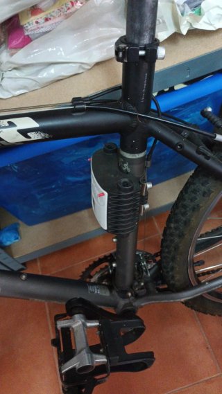 Silla bici bebé con arnés y reposapiés