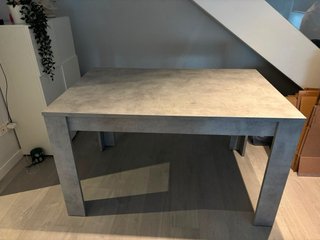 Mesa de comedor gris sin estrenar