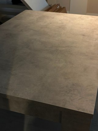Mesa de comedor gris sin estrenar