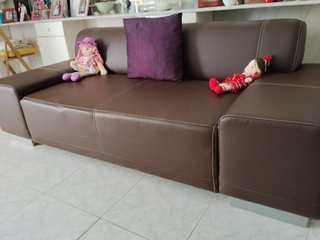Sofá de piel marrón semi nuevo