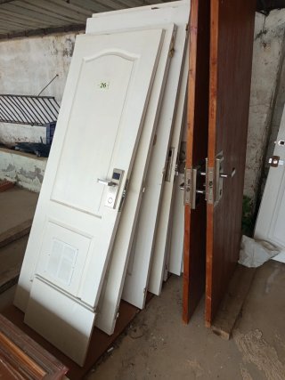 Puerta de madera con y sin marco