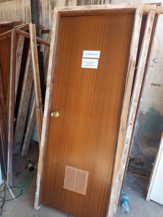 Puerta de madera con y sin marco