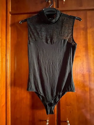 Body negro con cuello alto y encaje