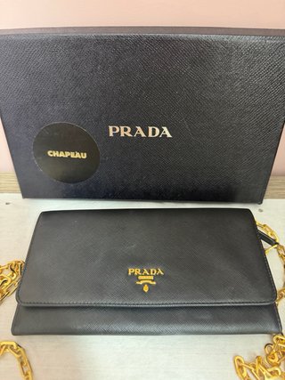 Borsa Prada nera con catena oro