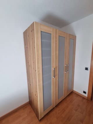 Armario Ikea madera y cristal