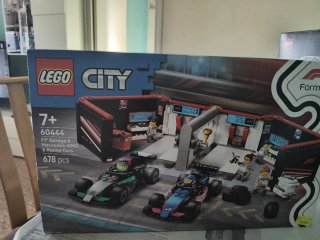 Lego City 60444 F1 Garage