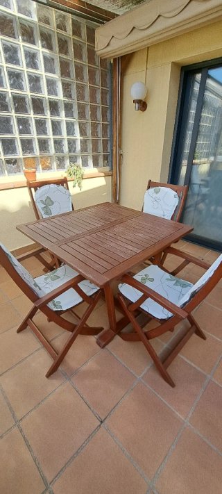Mesa de madera y 4 sillas plegables