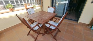 Mesa de madera y 4 sillas plegables