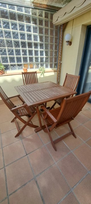 Mesa de madera y 4 sillas plegables