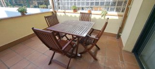 Mesa de madera y 4 sillas plegables