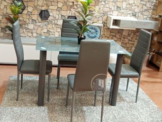 Mesa de comedor con 4 sillas en color gris.