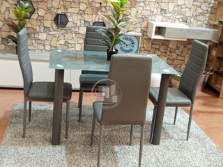 Mesa de comedor con 4 sillas en color gris.