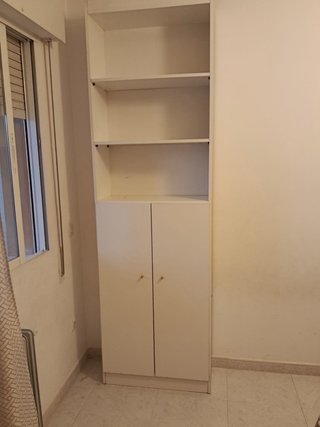Estantería blanca con puertas