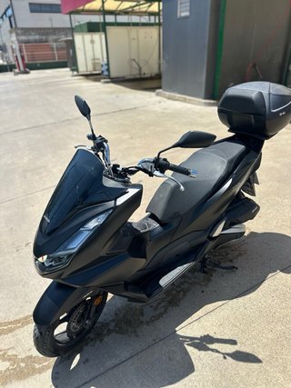 Honda PCX 125 Scooter Negro con Baúl